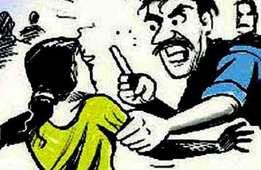 theft brutally beaten woman आजमगढ़ में चोरों का आतंक, लाखों की चोरी विरोध पर महिला को मारपीट कर किया घायल