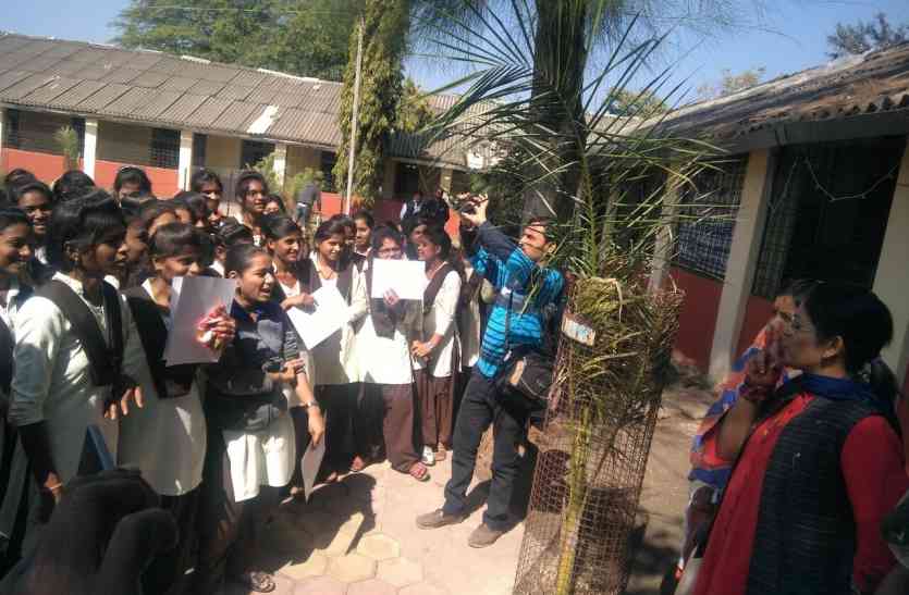 Nepalese legislator will be encroached, kids bolted board examination center, boycott नेपानगर विधायक का घेराव, बच्चे बोले बोर्ड परीक्षा केंद्र बदला तो करेंगे बहिष्कार