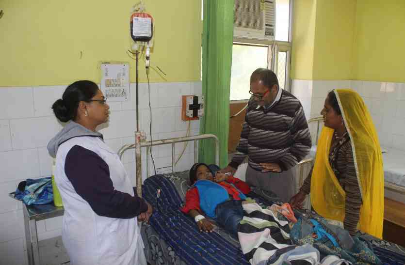 Person works for Thalassaemia patients बेटी को खोया तो चढ़ गई यह धुन, यूं ध्यान रखते हैं अजमेर के इन खास बच्चों का