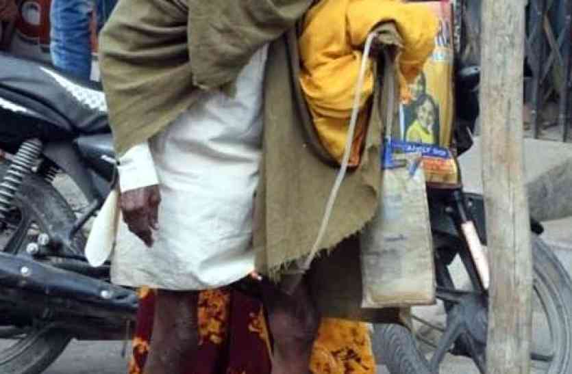 Elderly parents कानून से भी नहीं मिल रहा सहारा, सड़कों पर दर दर भटकने को मजबूर हैं बुजुर्ग