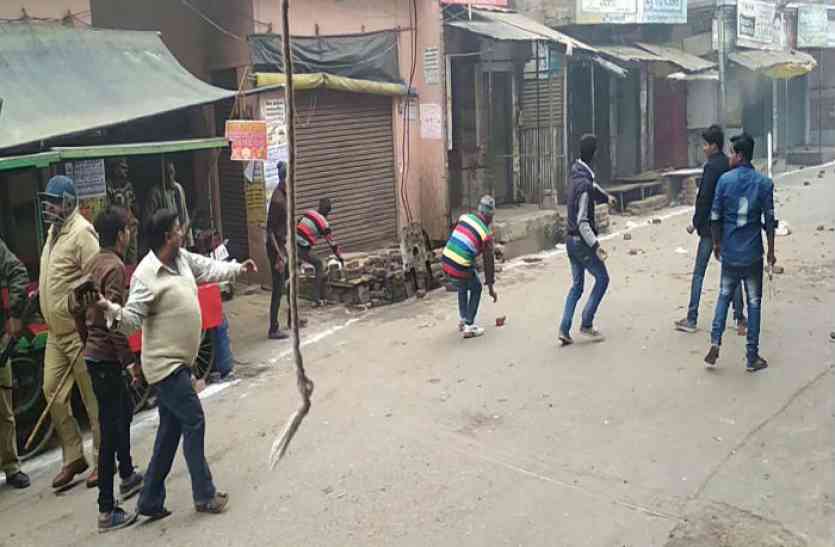 Kasganj update news तिरंगा यात्रा पर पथराव के बाद हालात नहीं सामान्य, शिव सैनिक जा रहे कासगंज