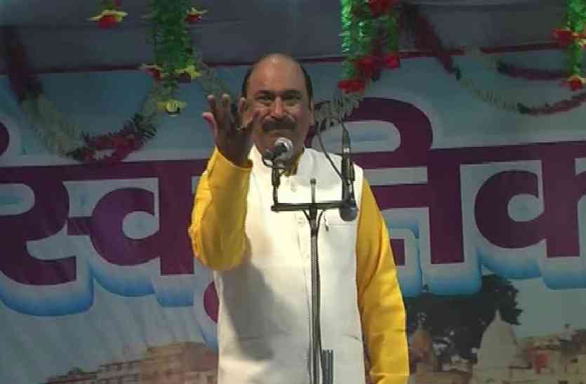 National Poet Conference मोहब्बत की तो कोई सूरत नहीं होती...