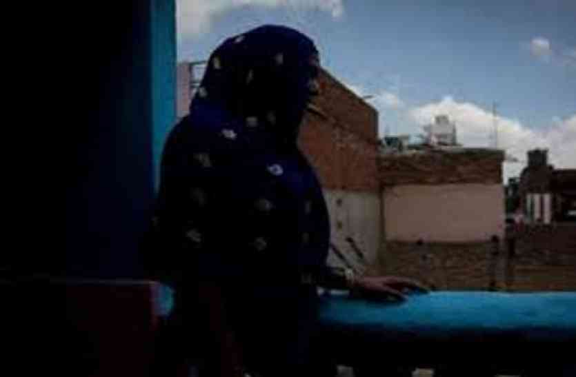 young lady misdeed by youngman शोहदे ने सरेराह महिला को घसीटा, ज्यादती का प्रयास