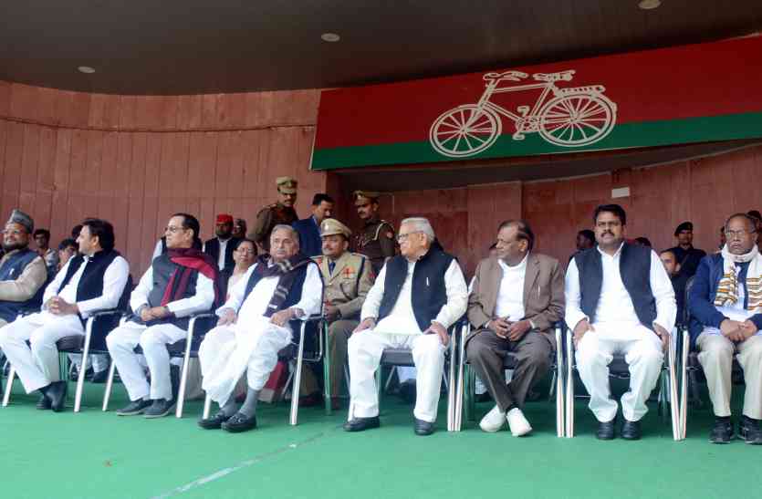 Samajwadi must save life of Youths and Farmers says Akhilesh Yadav अखिलेश यादव ने आखिर ऐसा क्या कहा जिससे यूथ हो गये खुश