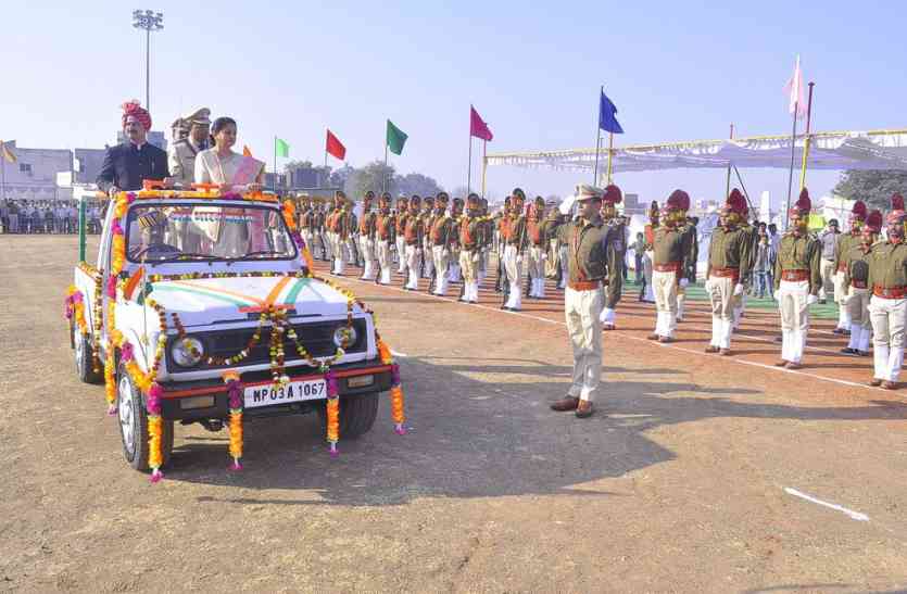 Visit Republic Day: Live the tricolor in Burhanpur गणतंत्र दिवस देखे लाइव : बुरहानपुर में तिरंगा फहराकर जगाया देश भक्ति का अलख