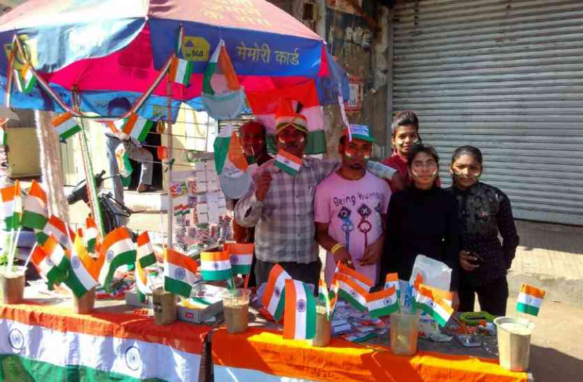 Republic day special कई किलोमीटर दूर-दूर से लोग आ रहे ये स्पेशल तिरंगा टैटू बनवाने