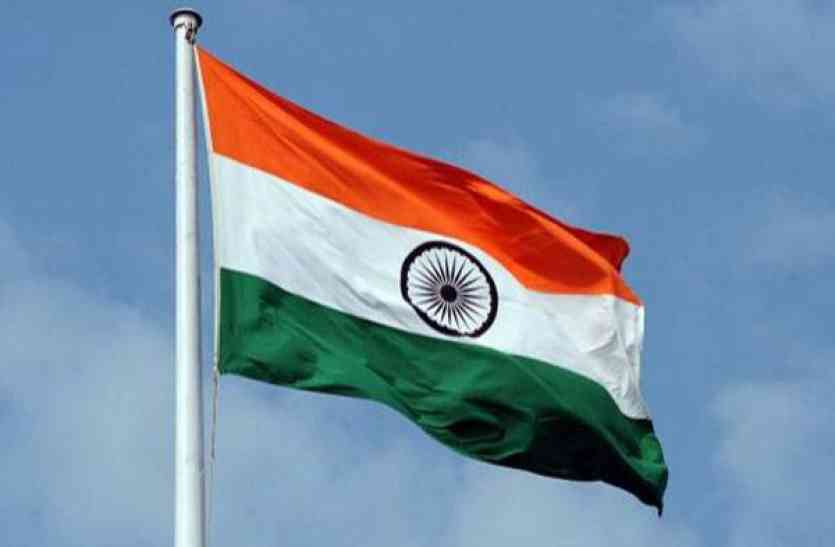 republic day celebration in bhopal भोपाल में आनंदी बेन पटेल ने लाल परेड ग्राउंड में किया ध्वजारोहण, ली परेड की सलामी- video
