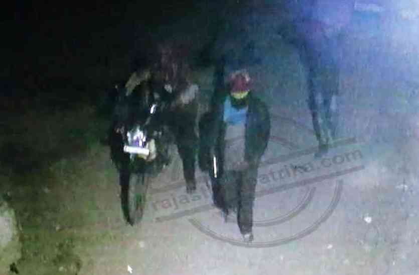 Bhilwara, bhilwara news, Theft in Two Jewelers in bhilwara, Latest news in bhilwara, Bhilwara News in hindi, Hindi News in bhilwara, Latest hindi news in bhilwara दो ज्वैलर्स की दुकानों के शटर तोड़ लाखों रुपए के जेवरात व नकदी चोरी