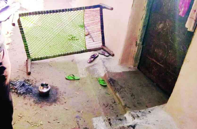CG news आधी रात बदमाशों ने सो रही मां बेटी को उतारा मौत के घाट, दो गंभीर