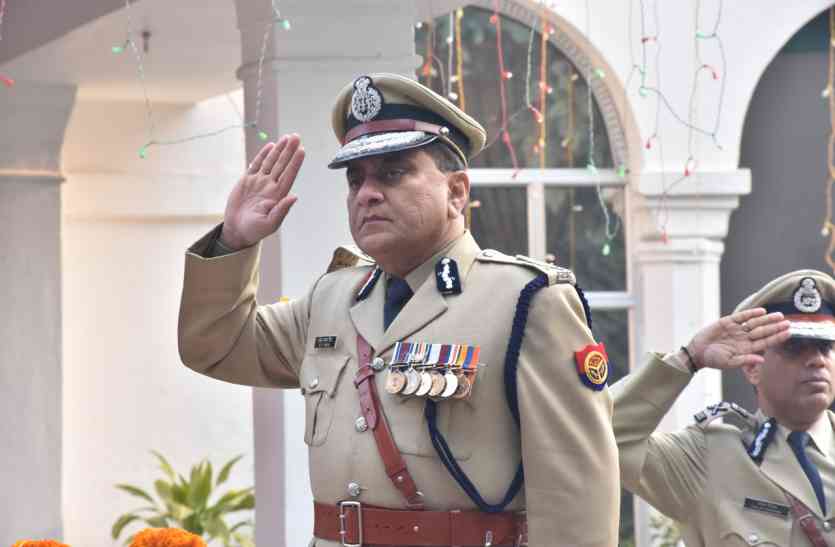 DGP OP Singh गणतंत्र दिवस पर डीजीपी ओपी सिंह ने बताया यूपी के नाम पर ये किस्सा, फहराया तिरंगा