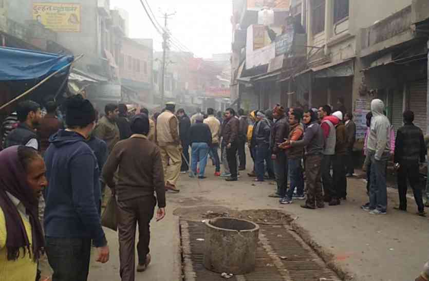 कासगंज में बवाल कासगंज में हालात तनावपूर्ण, पथराव और फायरिंग की घटनाएं