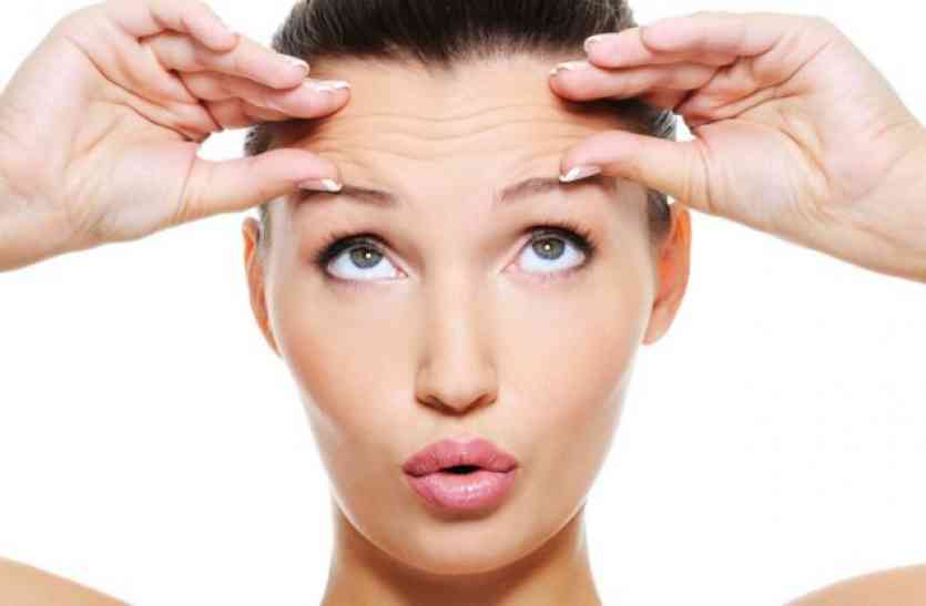 wrinkles in 20s कम उम्र में भी इन कारणों से पड़ सकती हैं झुर्रियां