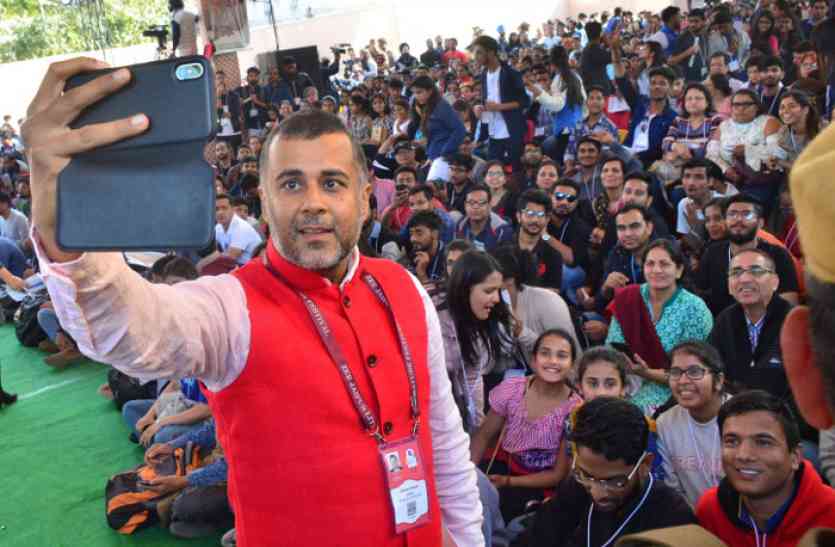 chetan bhagat in JLF JLF 2018: चेतन भगत ने कहा- यदि राजस्थान में पद्मावत रिलीज होती, तो इतनी भीड़ हमें नहीं मिलती