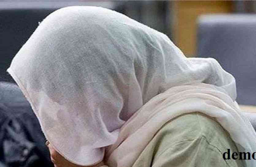 Husband marriage to another girl wife protest on door यूपी के जौनपुर में पति ने कर ली दूसरी शादी, दरवाजे पर बैठी पहली पत्नी