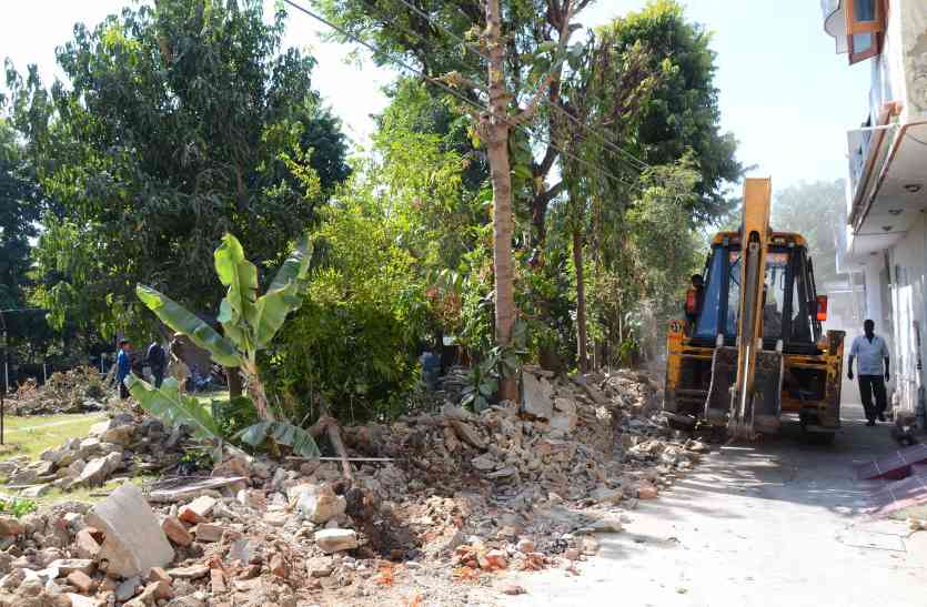 report,encroachment,Municipal Corporation,Jen,photograph,udaipur municipal corporation,udaipur hindi latest news,udaipur latest hindi news, उदयपुर के अम्बामाता क्षेत्र में कार्रवाई, जेईएन को दौड़ाने वाले के कब्जे पर चला नगर निगम का बुलडोजर