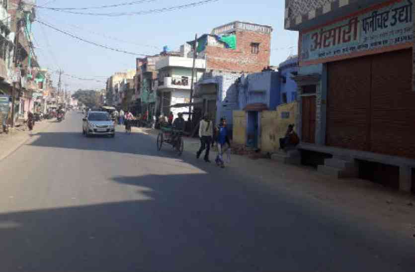 UP Kasganj Violence VIDEO कासगंज हिंसा: बिलराम गेट पर अभी तक बंद हैं दुकानें, आखिर किसका है डर