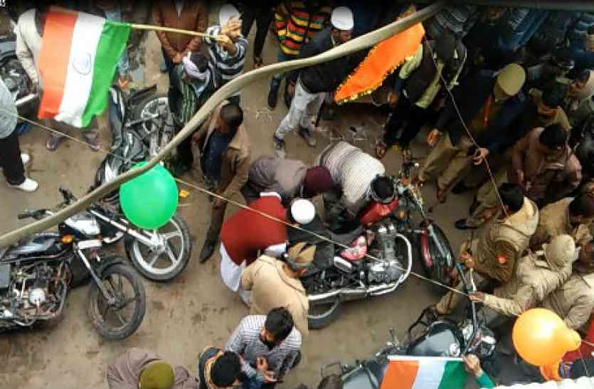 UP Kasganj Violence कासगंज हिंसा: चंदन की मौत से पहले शुरू हुआ था इस तरह बवाल, देखें एक्सक्लूसिव वीडियो