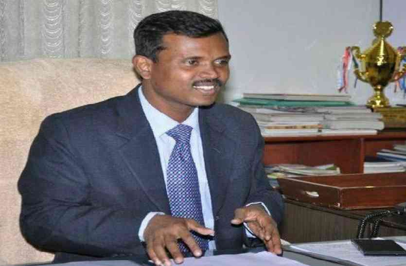udaipur collector Bishnu Charan Mallick उदयपुर में यहां कलक्टर ने पेश की मिसाल, कुष्ठ रोगी बच्चे को दुलार करते हुए कहा कुष्ठ रोग छूत की बीमारी नहीं