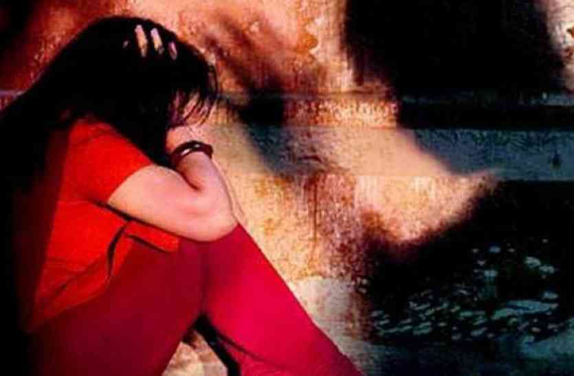 unconscious सड़क के किनारे बच्चे के साथ बेहोश मिली महिला