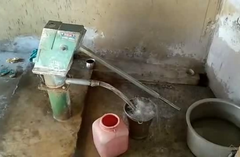 school ka handpump kharab तीन साल से बन्द पड़ा हैंडपप, छात्रों को हो रही परेशानी, सामने आया ये सच