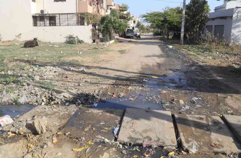 villagers,vehicles,Public Works Department (PWD),smart city project,gorav path construction,udaipur hindi latest news,udaipur latest hindi news, स्मार्ट सिटी के आरयूडीआईपी ने निर्माण पर खड़ा किया बवाल, ग्रामीणों के ‘गौरव’ पर स्मार्ट सिटी की ‘धूल