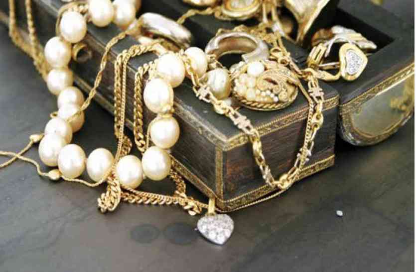 Bhilwara, bhilwara news, Swindle shoplifter took jewelry in bhilwara, Latest news in bhilwara, Bhilwara News in hindi, Hindi News in bhilwara, Latest hindi news in bhilwara रिश्तेदार को दिखाने आया अस्पताल, नौकरी दिलाने का झांसा देकर उचक्का ले गया गहने