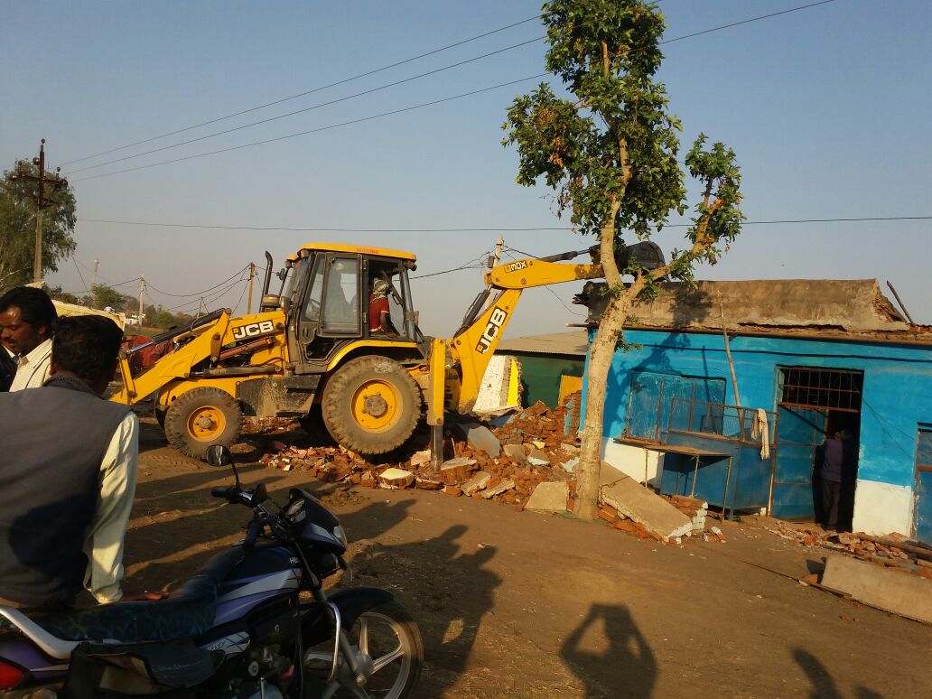 Somewhere dropped houses, somewhere broken shops, angry people come in कहीं गिराए मकान, कहीं तोड़ी दुकान, गुस्साए लोग आए सामने