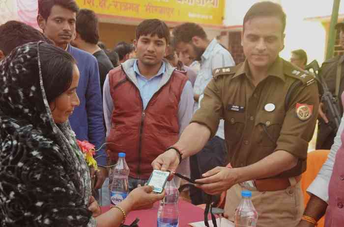 ग्रीन ग्रुप की महिला सदस्यों को परिचन पत्र वितरण