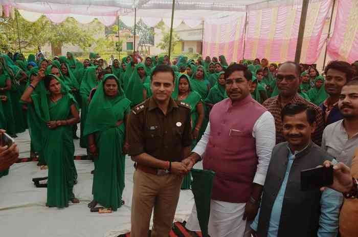 ग्रीन ग्रुप के साथ एसपी मिर्जापुर व विधायक