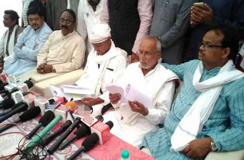Digvijay Singh raised the question of Adi Shankaracharya statue in mp,adi shankaracharya,Adi Shankaracharya,adi shankaracharya statue,adi shankaracharya statue established by mp govt,adi shankaracharya statue established in mp by govt,ekatm yatra,ekatm yatra in mp,ekatm yatra on mp,ekatm yatra for adi shankaracharya,Digvijay Singh,Digvijay Singh,Digvijay Singh latest news,digvijay singh narmada yatra,Congress,BJP,mp govt,Jabalpur,of guru of adi shankaracharya, जब दिग्गी बोले: आदि शंकराचार्य की प्रतिमा की स्थापना के पहले चारों पीठ के शंकराचार्य से ही पूछ लेती सरकार