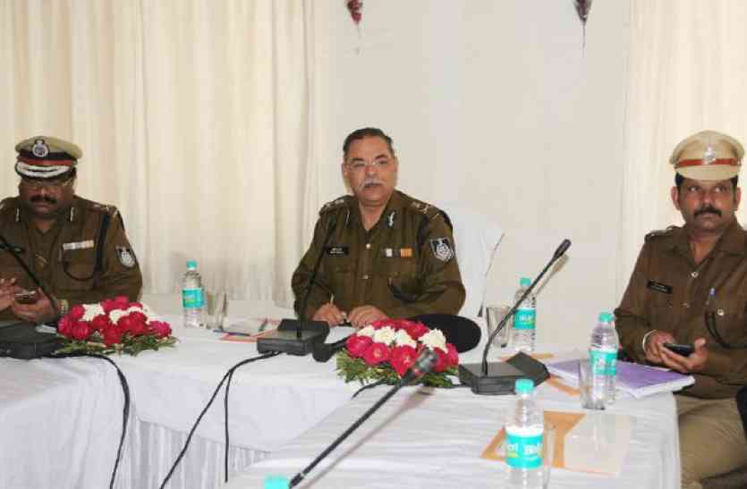 DGP reviewed crimes of the District Police Superintendent of rewa Zone MP के DGP ने ली पुलिस अधीक्षकों की क्लास, कहा-महिला संबंधी अपराधों में विशेष ध्यान की जरूरत