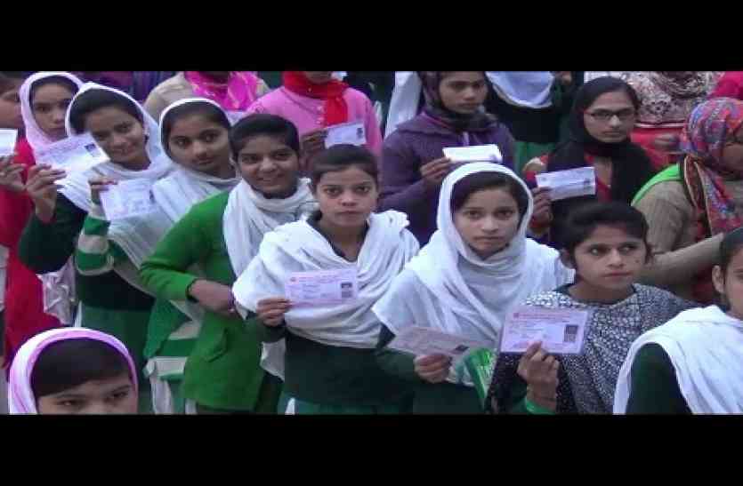 moradabad news UP BOARD EXAM 2018: योगी सरकार की सख्ती का असर,पहले दिन मुरादाबाद में पांच हजार ने छोड़ी परीक्षा