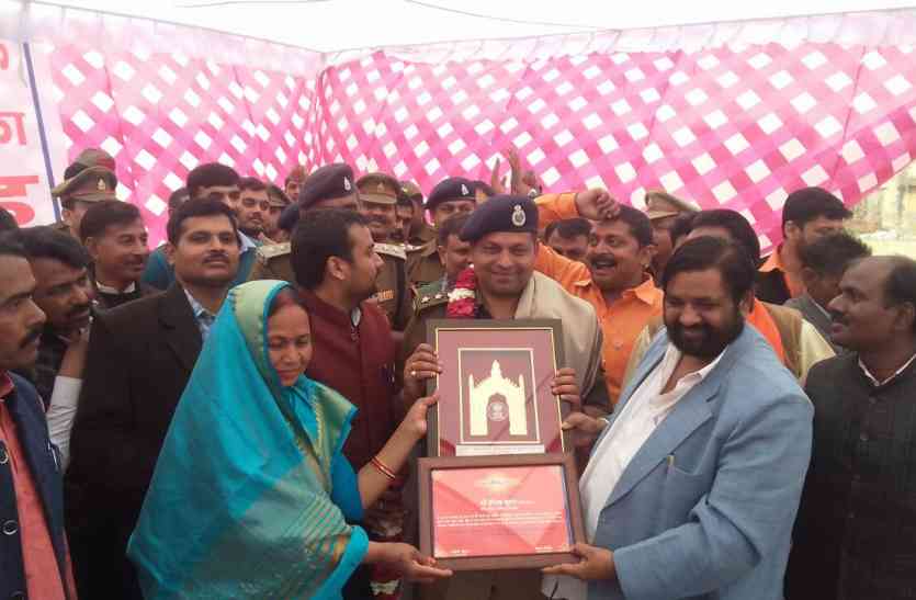 lucknow police डकैती का खुलासा करने वाली लखनऊ पुलिस टीम का सम्मान, सांसद ने दी शाबाशी