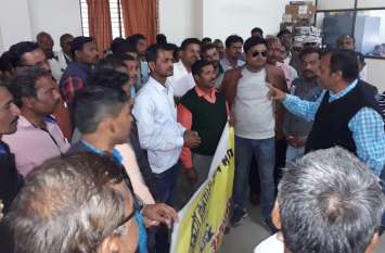 Demonstration of salesmen over salary discrepancy and merger वेतन विसंगति और संविलियन को लेकर सेल्समैनों का धरना-प्रदर्शन सातवें दिन भी जारी, मांगों पर नहीं हो रहा विचार