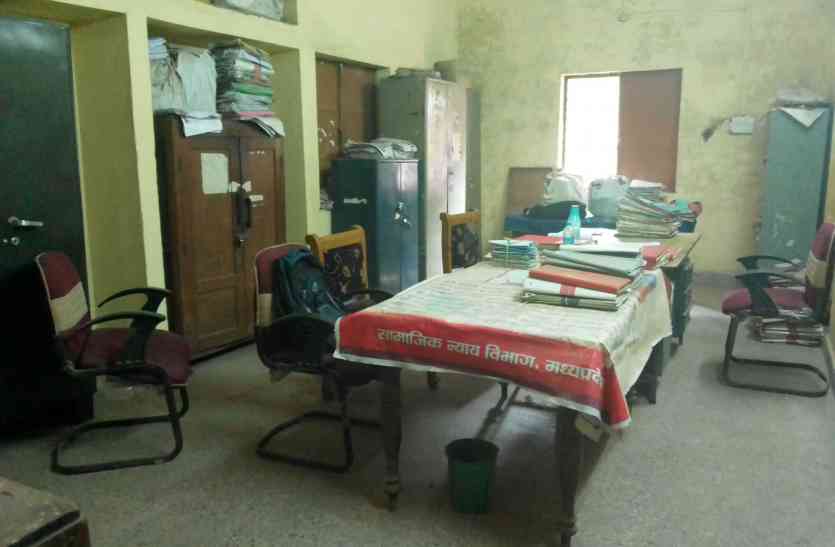 Out of the Office दफ्तर से बेफिक्र अफसर बाहर आनंद में मग्न