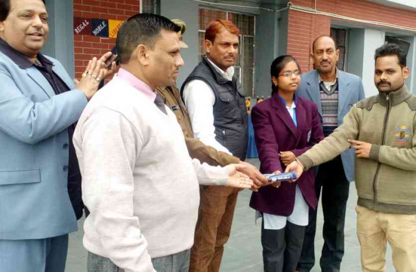 Student honesty स्कूल की इस छात्रा ने ईमानदारी कि पेश की ऐसी मिसाल कि हर जगह हो रही तारीफ