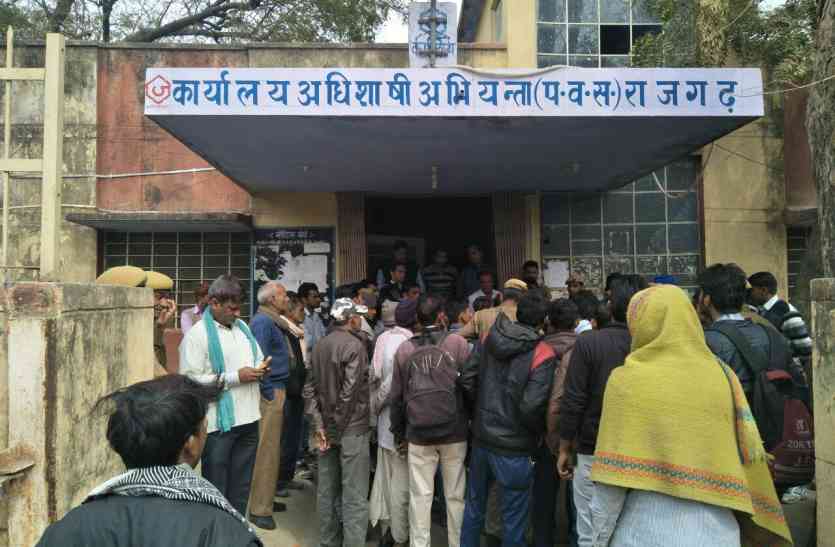 man died due to current while charging mobile in alwar अलवर: मोबाइल का चार्जर लगाते समय करंट लगने से युवक की मौत, 17 को होनी थी शादी