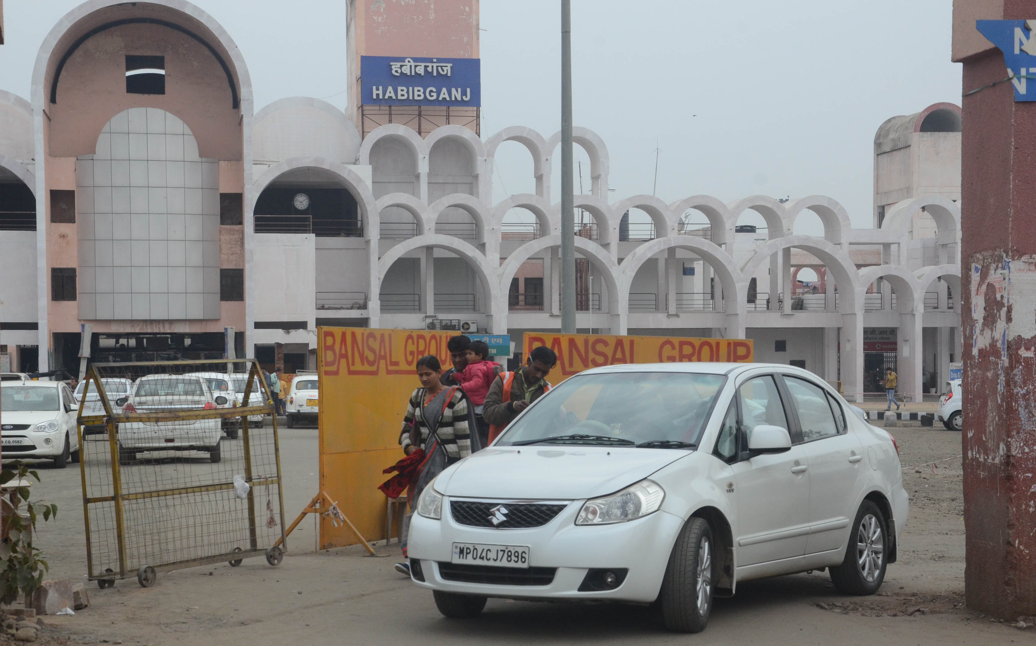 habibganj station पांच नंबर प्लेटफॉर्म की ड्रॉप एंड गो बंद, एक की तरफ भी आधे में लगाया बैरीकेड्स