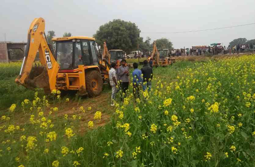 Hundreds of acres of crops destroyed by JCB Know Why जेसीबी से नष्ट कर दी सैकड़ों एकड़ फसल, जानिए क्यों
