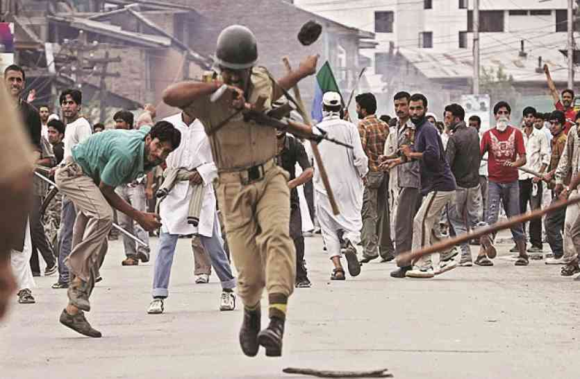 stone pelting पत्थरबाजों को लेकर जवानों के बच्चों की शिकायत पर NHRC गंभीर, रक्षा मंत्रालय से मांगी रिपोर्ट