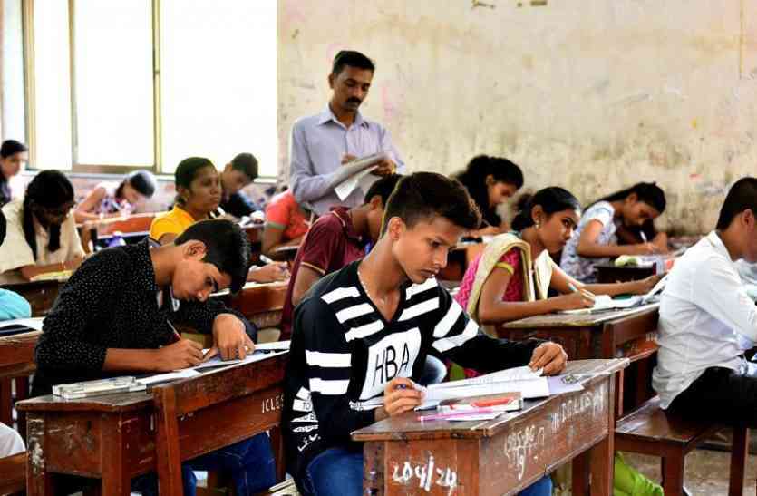up board exam UP Board Exam 2018 : परीक्षा में 14 नकचलियों के पकड़े जाने से मचा हड़कंप, 1686 परीक्षार्थियों ने छोड़ी परीक्षा