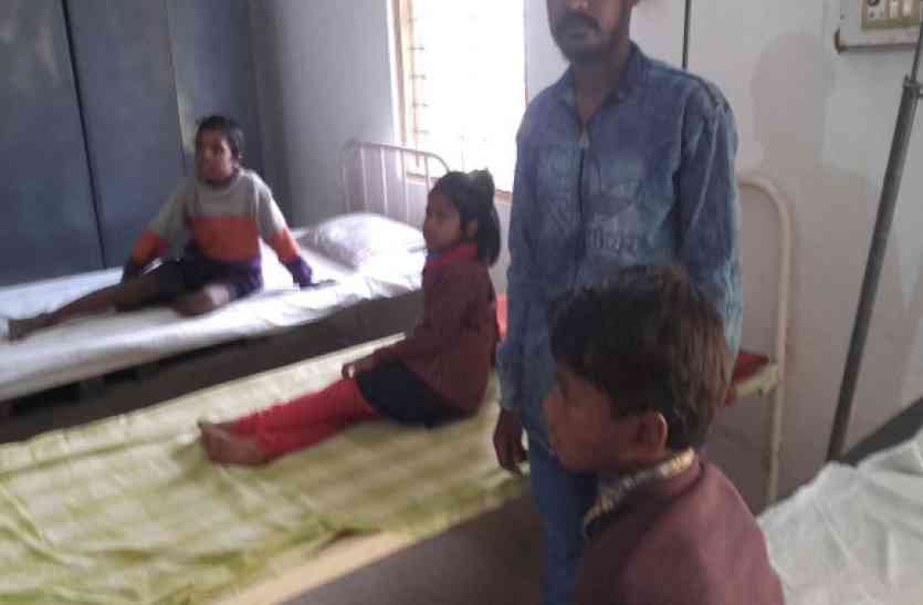 Student in hospital स्कूल में 4 छात्राओं व 2 छात्रों का अचानक फूलने लगा पेट- देखें Video