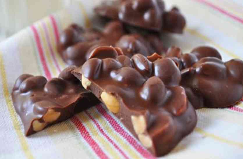 День арахиса в шоколаде. National Peanut Cluster Day. Арахис в шоколаде. Арахис залитый шоколадом.