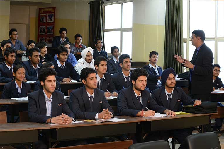 course change of LLB एलएलबी के स्टूडेंट्स के लिए खास है ये खबर, एग्जाम में रटने के बजाय करना होगा ये खास काम