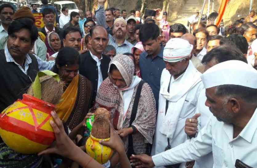 Congress Leader Digvijay Singh Narmada yatra Latest News in Hindi,congress leader digvijay singh,Digvijay Singh,Digvijay Singh narmada yatra,Digvijay Singh,Digvijay Singh latest news,congress general secretary digvijay singh,former minister digvijay singh,digvijay singh tweet,digvijay singh in mp,controversy of digvijay singh,ex cm digvijay singh,digvijay singh news,digvijay singh's controversial statement,Maa Narmada Yatra,namami devi narmade seva yatra,Shivraj Singh Chouhan,Madhya Pradesh CM Shivraj Singh Chouhan,Shivraj Singh,gwarighat narmada,jabalpur to bhedaghat,bhedaghat in jabalpur,narmada mahaaarti in jabalpur,narmada aarti gwarighat,narmada Aarti,Jabalpur, नर्मदा यात्रा: जबलपुर पहुंचे दिग्गी राजा, उमाघाट पर करेंगे नर्मदा की महाआरती