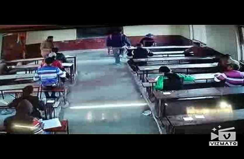 moradabad UP BOARD EXAM 2018: बोर्ड परीक्षा पर उठे सवाल,अंग्रेजी के पेपर में छात्र कर रहा था नक़ल सीसीटीवी में हुआ कैद