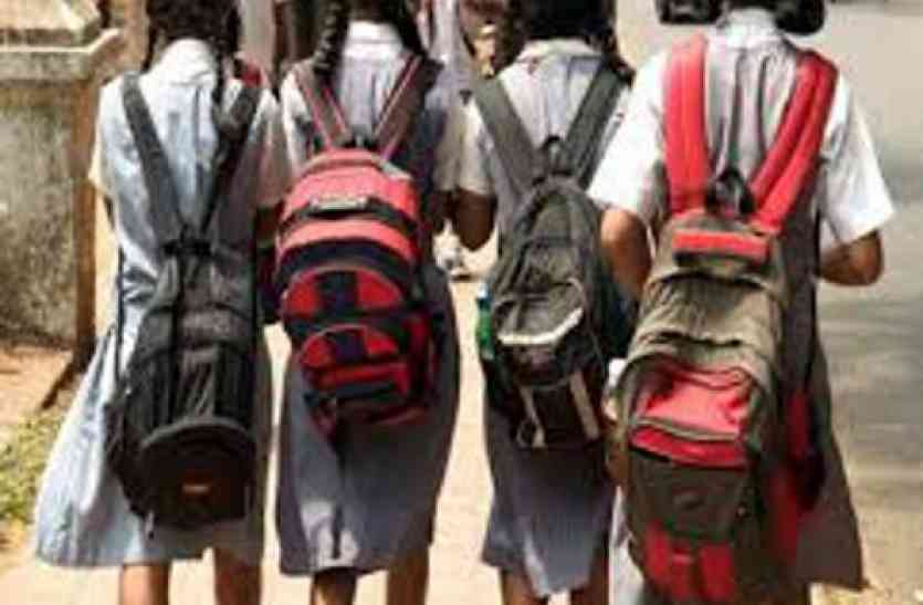 Children arriving to BRC office for studies पढ़ाई के लिए बीआरसी कार्यालय पहुंचे बच्चे