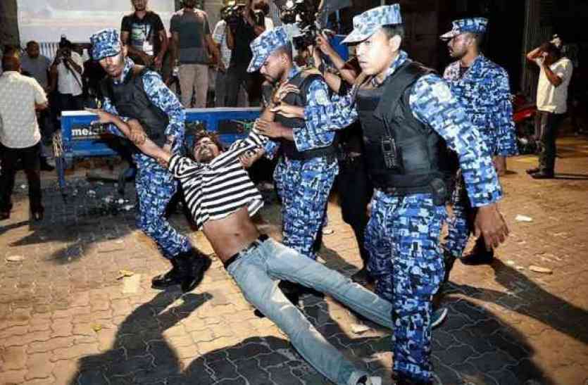Maldives political crisis मालदीव में सियासी घमासान जारी, दो भारतीय मूल के पत्रकार गिरफ्तार