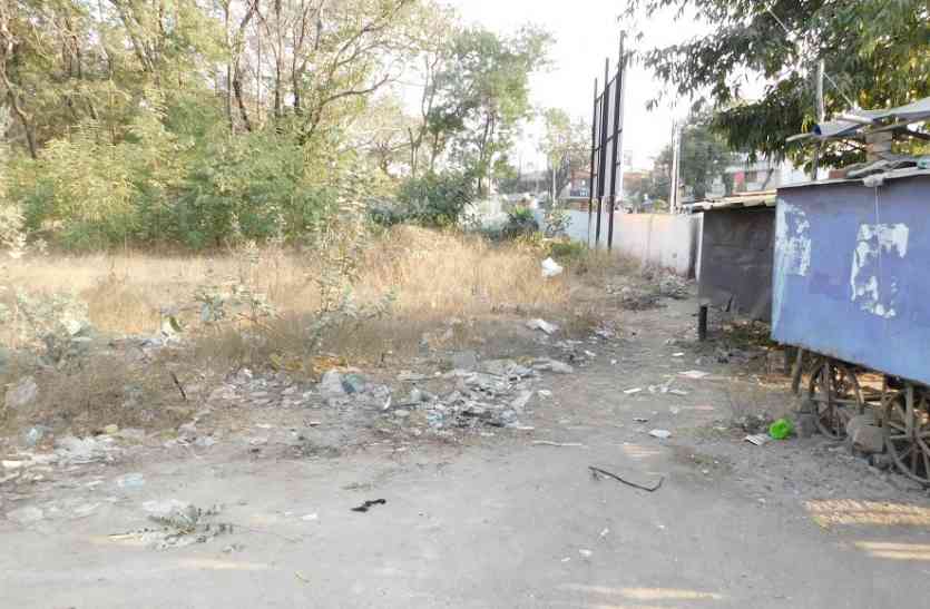 Despite the huge public opposition, in middle city officer Bungalow जनता के भारी विरोध के बाद भी बीच शहर में बंगला बनाने पर अड़े अफसर