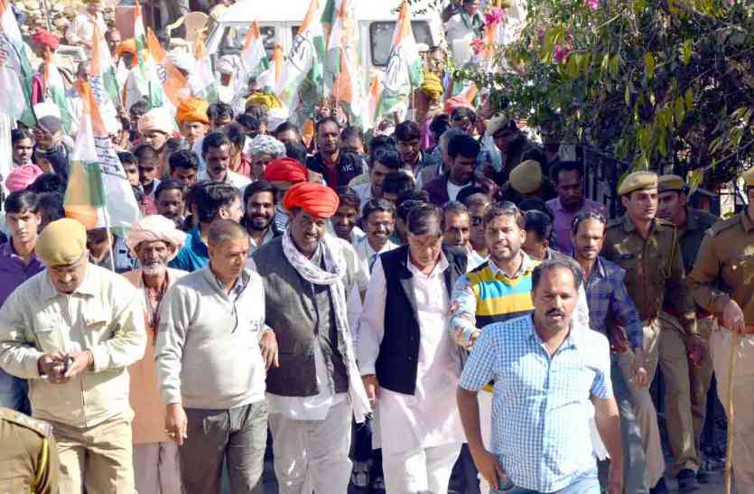 RAJSAMAND NEWS BAD ROAD NEWS: खराब सडक़ों का मुद्दे ले सडक़ पर उतरी कांग्रेस, कुम्भलगढ़ में निकाली रैली, उपखण्ड अधिकारी को सौंपा ज्ञापन